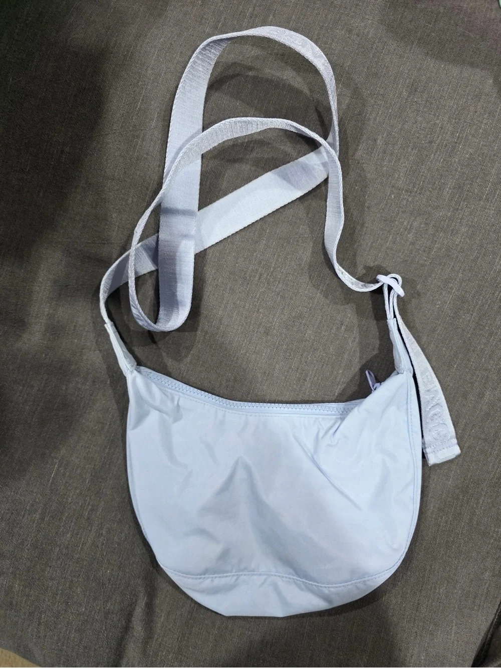 🍓🐰Hard to Find & Super Cute! BAGGU x Miffy Embroidered small Crescent Bag